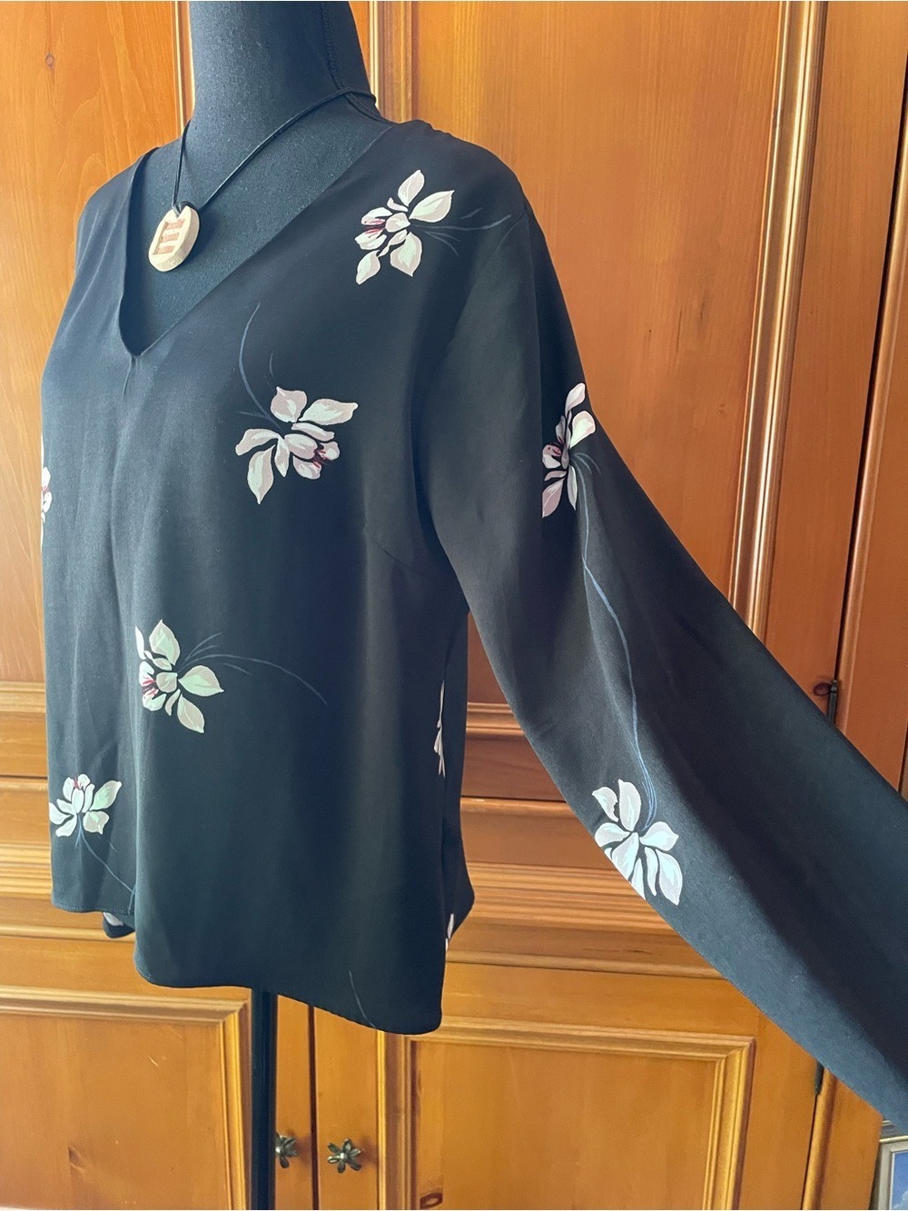 Dynamite Black Floral V-Neck Blouse Size Medium - Picture 3 of 11